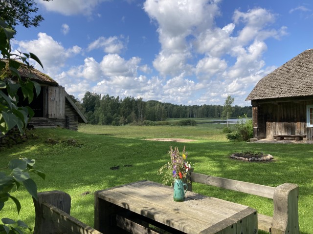 Skats no klēts uz pagalmu un Pulgošņa ezeru